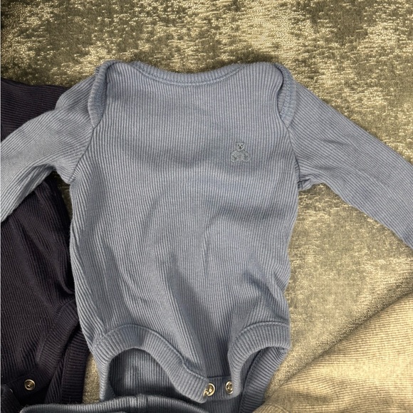 Gap. Set of Baby Bodysuits and Pants in Blue and Gray - Picture 4 of 5